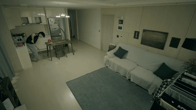 거실을 청소하는 사람