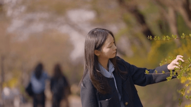 지친 기색이 역력한 공원에서의 여성