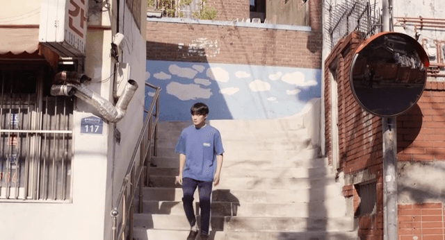 계단을 내려오는 남성