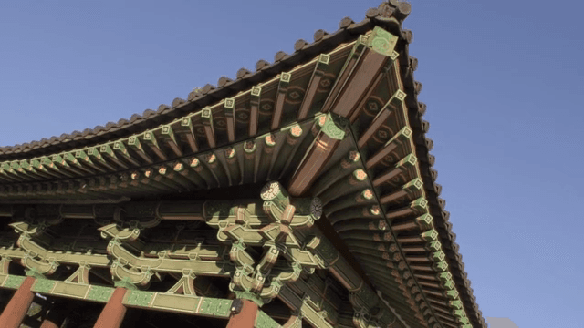 맑은 하늘 아래 전통 한국 정자