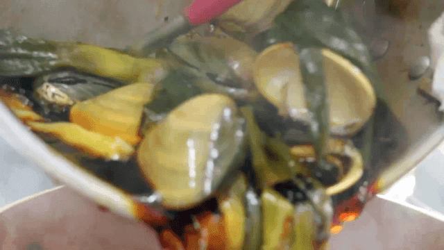 다른 냄비에 옮겨 담는 각종 재료가 들어간 간장