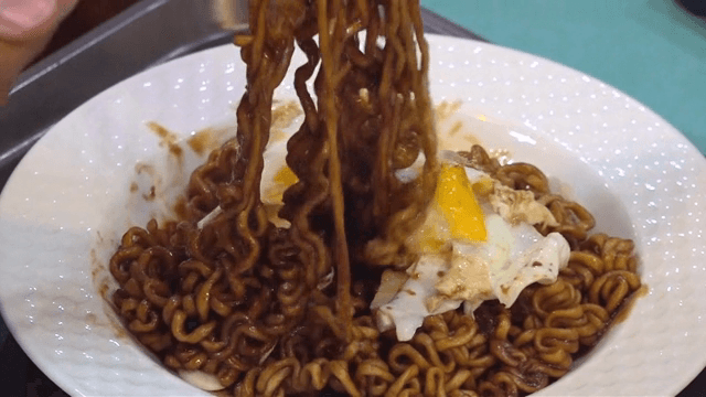 계란 프라이가 올라간 짜장 라면 비비기