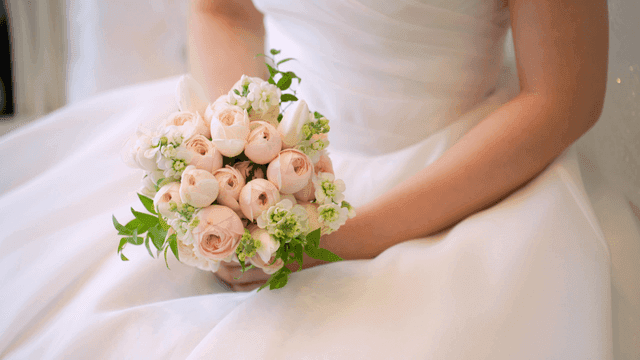 분홍 장미 부케를 들고 있는 신부