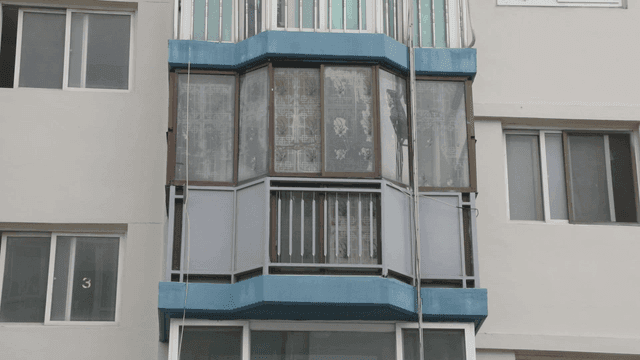 장식된 창문이 있는 아파트 발코니