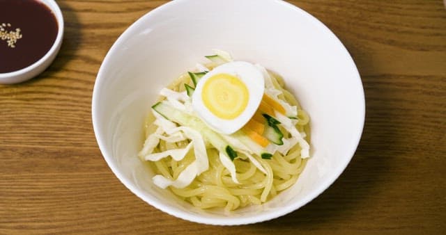 보기만 해도 매콤 상큼한 쫄면 한 그릇