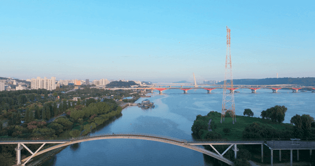 강과 다리가 있는 도시 풍경