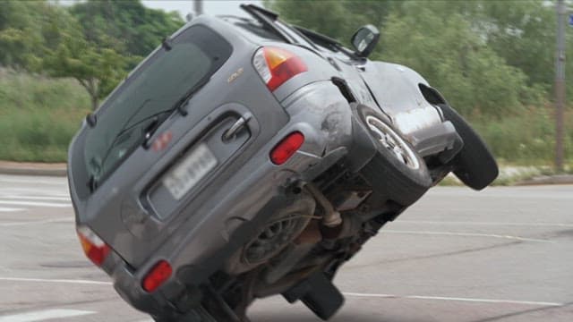 도로에서 사고를 당해 뒤집히는 자동차