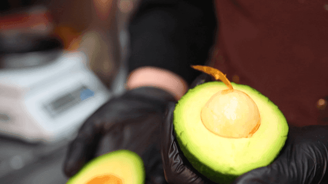 아보카도 손질하는 요리사