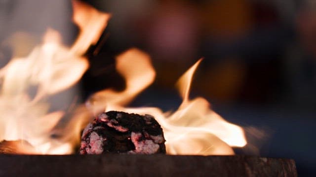 숯에서 타오르는 불꽃