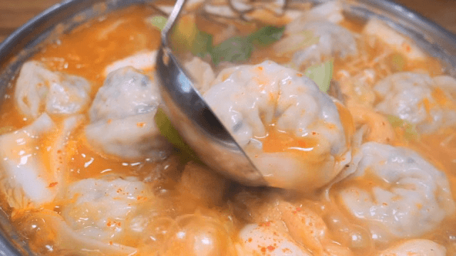 매콤한 만두 전골이 끓고 있는 모습