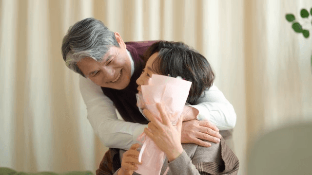 행복한 순간을 나누는 노부부