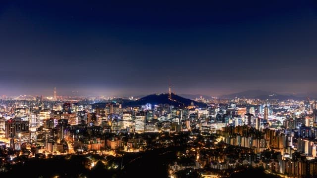 밤에서 이른 아침으로 변하는 도심의 파노라마 뷰