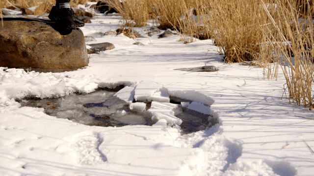 얼어붙은 강 위를 걷는 사람