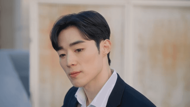 옥상에 올라와 한숨을 쉬는 남성