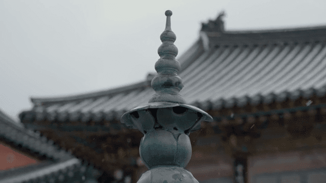 눈이 내리는 전통 한국 사찰