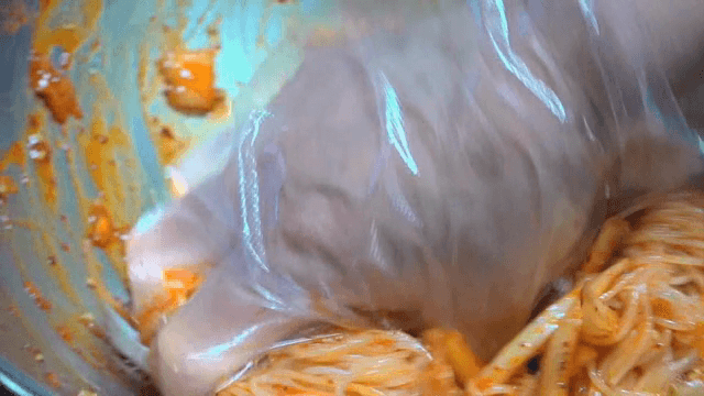 그릇에서 비벼지는 비빔국수