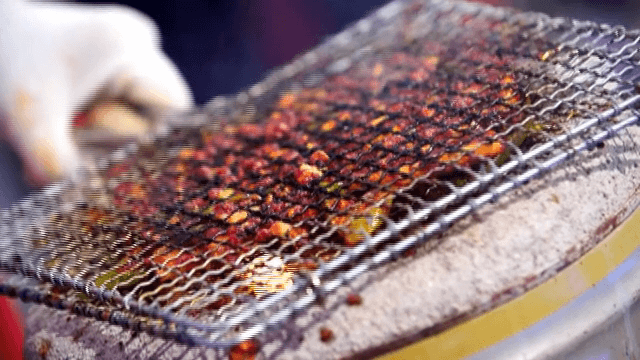 석쇠에서 구워지는 양념된 오징어