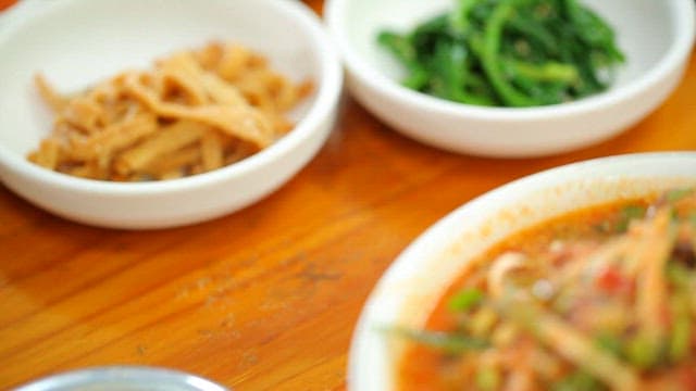 신선한 야채가 들어간 한치 물회