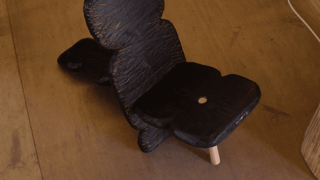 나무 바닥 위의 나무 조각품