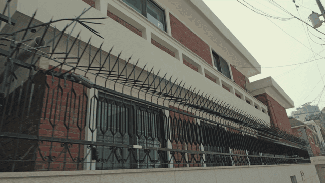 철조망이 설치된 벽돌 주택