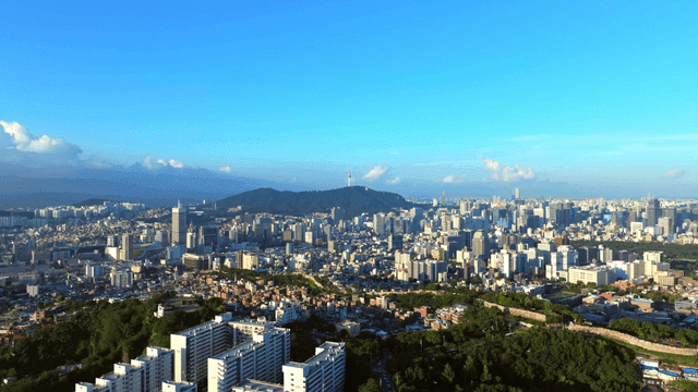 멀리 산이 보이는 도시 전경