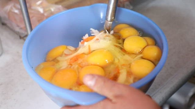 손질된 채소와 섞는 계란