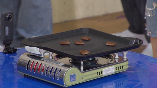 실내에서 휴대용 버너로 조리되는 돼지껍데기