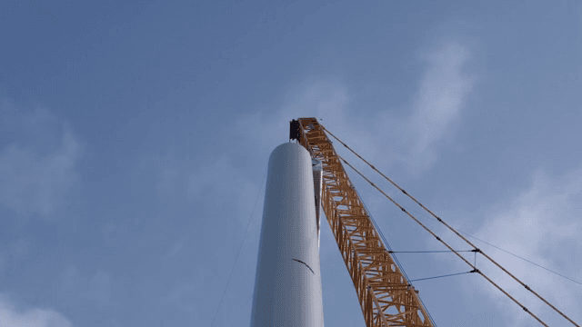 크레인과 대형 금속 구조물