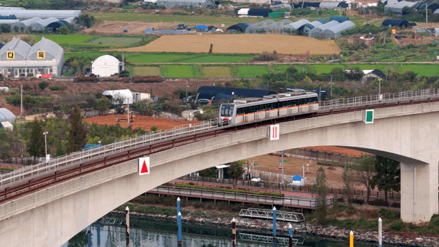 시골 속 다리를 건너는 기차