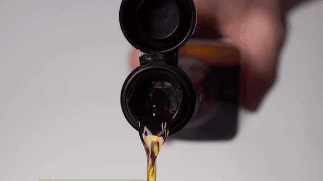 병에서 소스를 붓는 장면