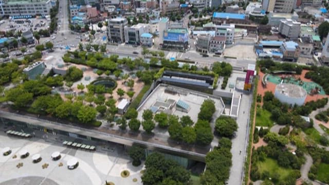 낮 시간의 현대 도시 공원과 주변 건물