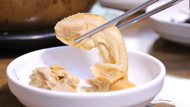 식당에서 먹는 통통하고 먹음직스러운 조개