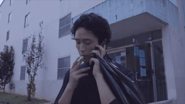 담배를 피며 전화를 하는 남성