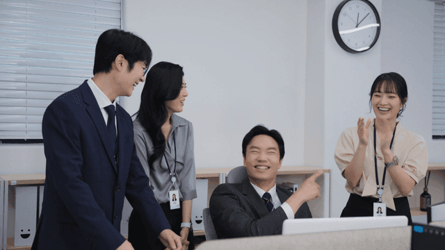 사무실에서 프로젝트를 논의하는 직원들