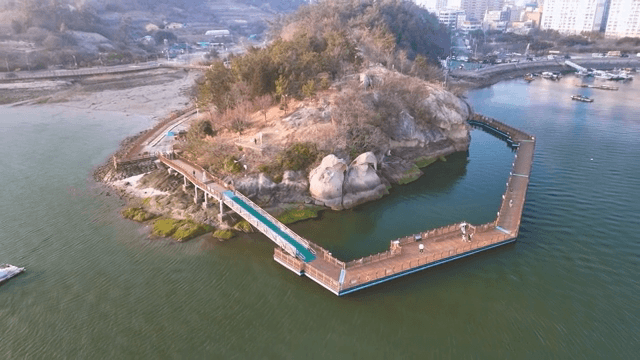 나무 산책로가 있는 작은 섬