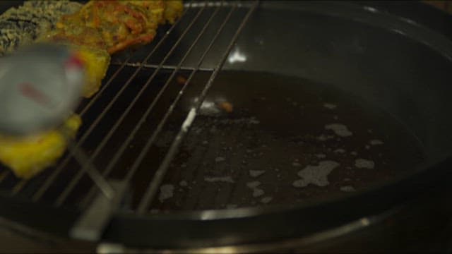 조리를 위해 가열되던 기름 위로 치솟는 불길