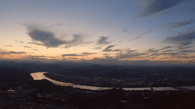 마을을 가로지르는 강의 황혼