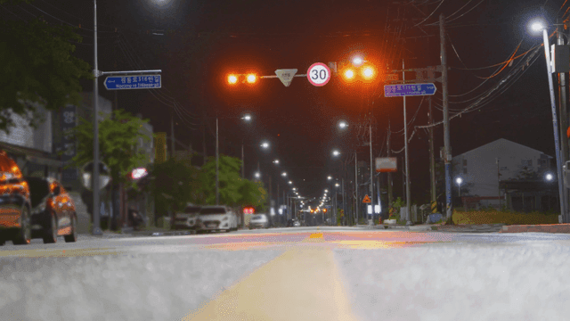 가로등이 켜진 조용한 텅 빈 도로