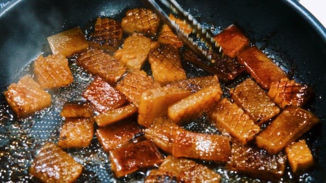 팬에서 지글지글 구워지는 돼지 껍데기