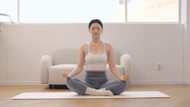 평화로운 실내에서 명상하는 여성