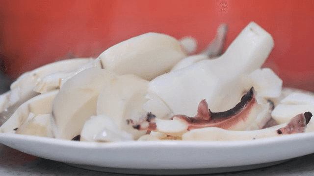 접시에 담긴 오징어 슬라이스