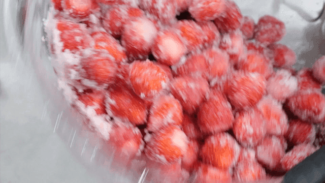 설탕과 딸기를 그릇에서 섞는 장면