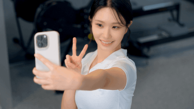 헬스장에서 셀카를 찍는 젊은 여성