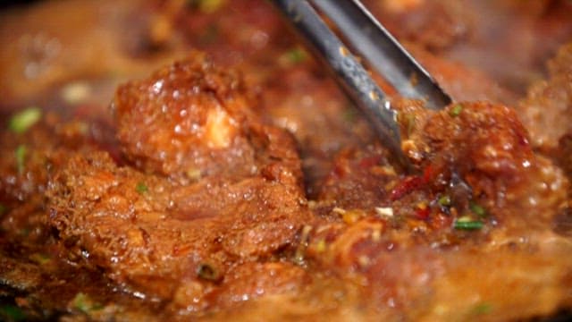 뜨거운 팬에서 지글거리는 한국식 바비큐