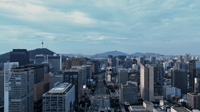 고층 건물이 있는 번화한 도시 풍경