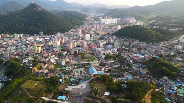 Vibrant city surrounded by lush mountains