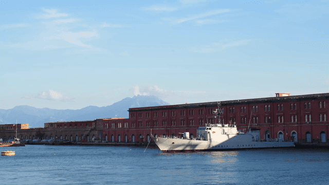 빨간 벽돌 건물 근처에 정박한 배