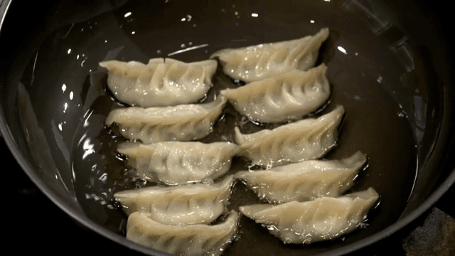 기름에 만두를 굽는 장면