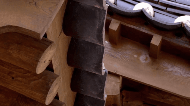 전통 한옥의 디테일한 기와 지붕