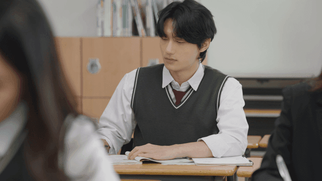 수업을 집중해서 듣는 학생